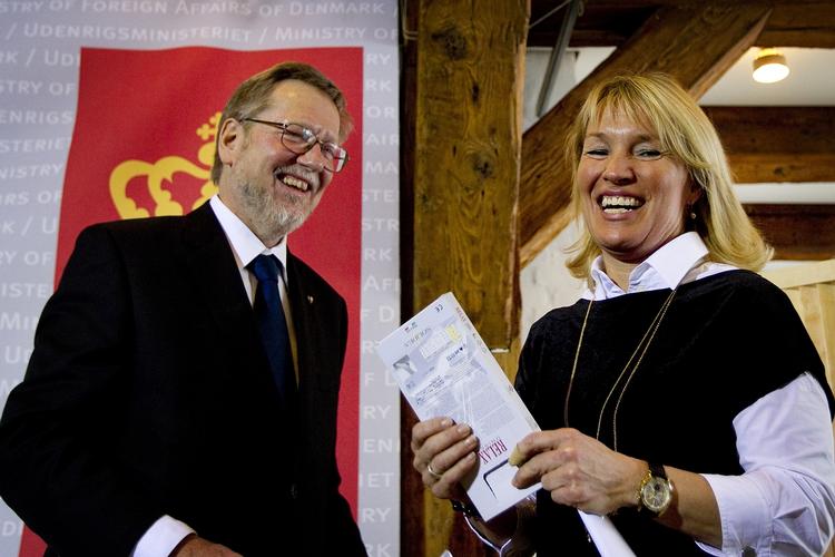 Overdragelsesforretning. Per Stig Møller bliver afløst som udenrigsminister af en forvetningsfuld Lene Espersen. »Europa skal blive bedre til at stå sammen med en stemme. Vi har været for splittede, eksempelvis i forhold til Kina«, sagde hun. Foto: Finn Frandsen 