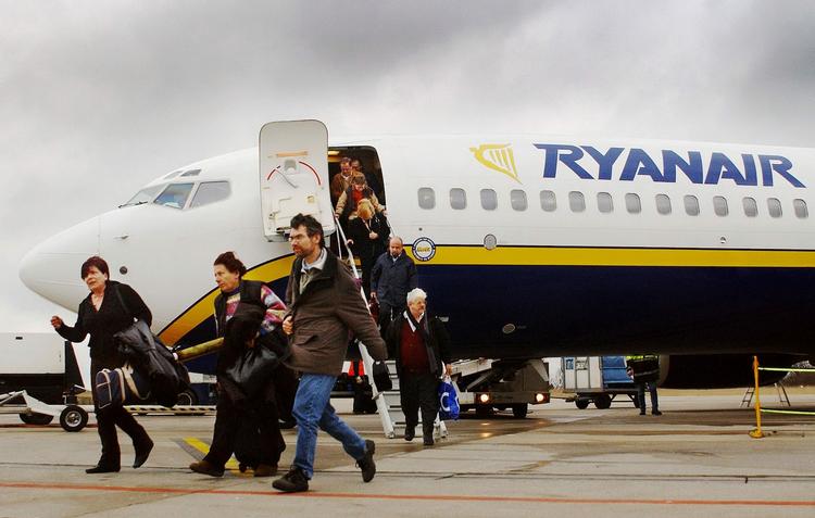 Ryanair vil ikke kontaktes af kunderne via email. Men du kan skrive et brev på engelsk til en adresse i Dublin, hvis du er utilfreds med noget efter flyrejsen. 