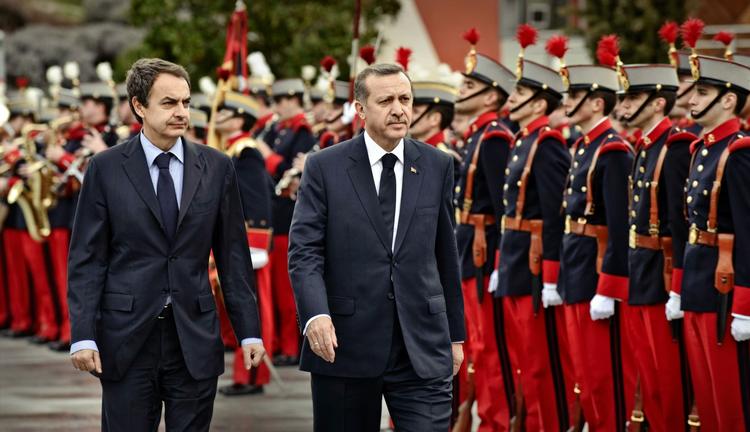 SKOKASTNING. Få timer efter, at Tyrkiets regeringschef, Recep Tayyip Erdogan, blev modtaget i Madrid af Spaniens præsident, Jose Luis Rodriguez Zapatero, kastede en kurder sin sko mod ham i Sevilla. 