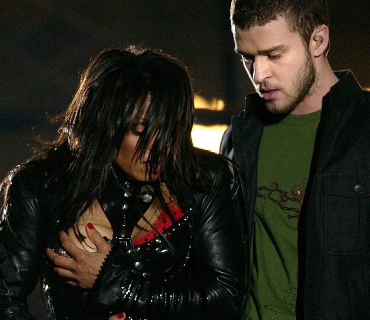 Janet Jackson og Justin Timberlake tilføjede et ekstra indslag ved Super Bowl 2004. Det har skabt stor furore i USA og retssag mod tv-selskab. 