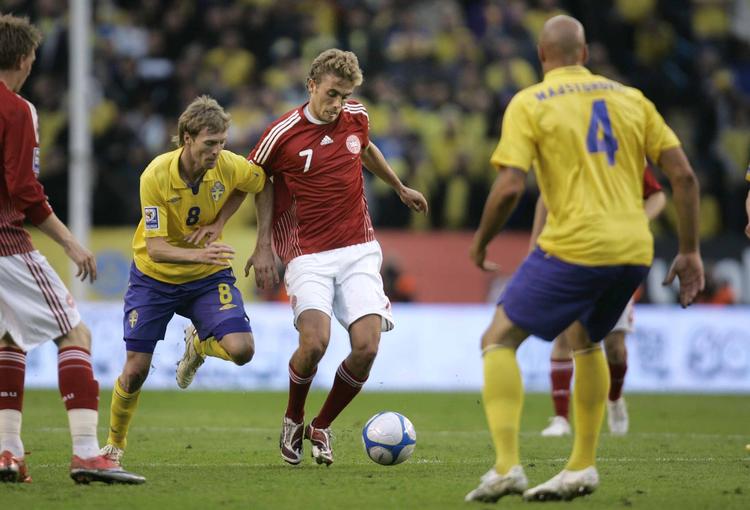 bliver. Jakob Poulsen (midt) vil gerne øge håbet om at komme med til VM i Sydafrika. Derfor tør han ikke sige ja til Lazio. Arkivfoto. 