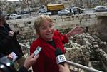 Oldtidsfund. Den israelske arkæolog Eilat Mazar fremviser stolt fundet af den gamle bymur for medierne i Jerusalem. 