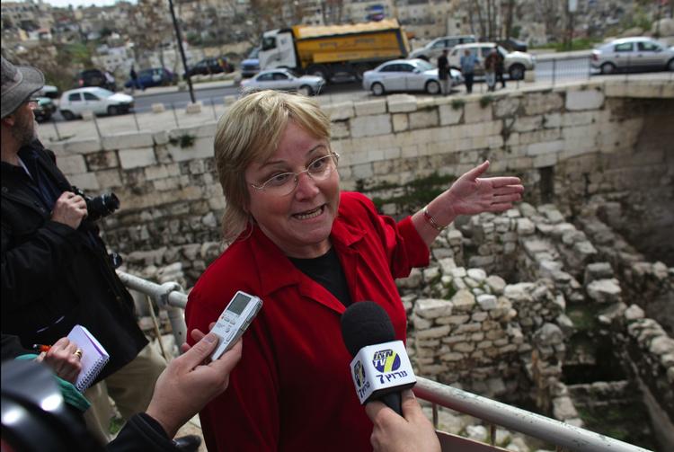 Oldtidsfund. Den israelske arkæolog Eilat Mazar fremviser stolt fundet af den gamle bymur for medierne i Jerusalem. 