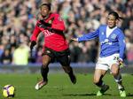 påvirket. Evertons Steven Pienaar (th) under kampen mod Manchester United. Sejren til Everton gav behov for en sejrsfest, som sydafrikaneren mistede kontrollen over. 