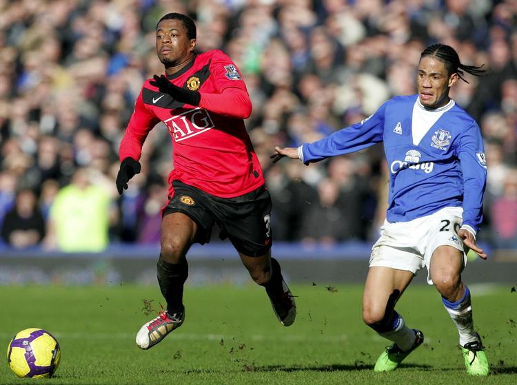 påvirket. Evertons Steven Pienaar (th) under kampen mod Manchester United. Sejren til Everton gav behov for en sejrsfest, som sydafrikaneren mistede kontrollen over. 
