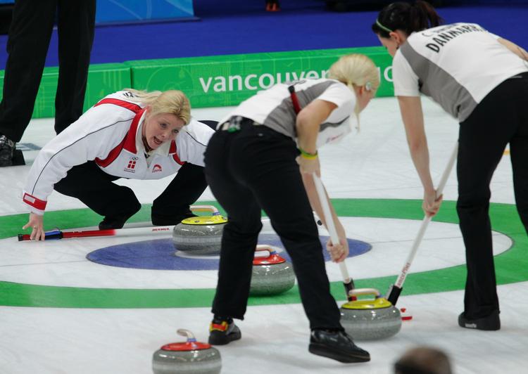 ude. Bestræbelserne på isen rakte ikke til en semifinale for de danske curlingkvinder. Arkivfoto. 