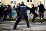 Risikosamfund. Det er udelukkende et udtryk for symptombehandling, når vi sender politiet i aktion: Politiet løser ikke problemer, det standser dem blot midlertidigt. 
