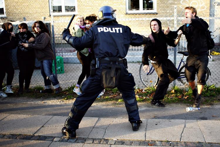 Risikosamfund. Det er udelukkende et udtryk for symptombehandling, når vi sender politiet i aktion: Politiet løser ikke problemer, det standser dem blot midlertidigt. 