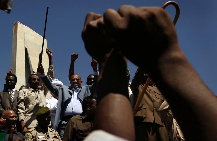 Hyldet. I dette arkivfbillede hyldes præsident Omar al-Bashir af tilhængere i Khartoum. 