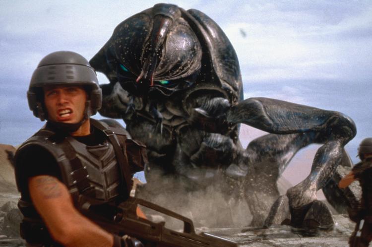 utroværdigt. Giga-insekterne i 'Starship Troopers' er ikke realistiske, konstaterer amerikansk fysikprofessor. Foto fra filmen. 