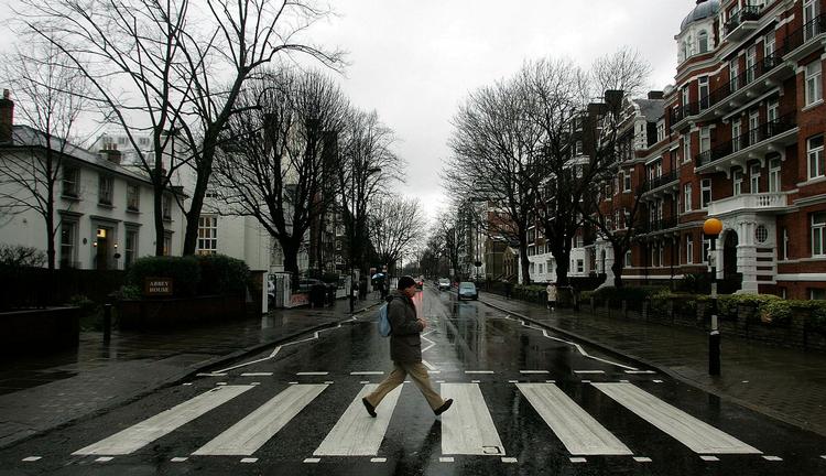 Bevaringsværdigt. Verdens måske mest berømte helt almindelige gade, Abbey Road. 