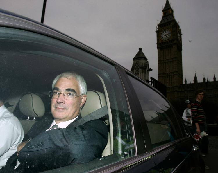møgfald. Den britiske finansminister Alistair Darling bekræfter i et nyt interview, at der faldt brænde ned i Downing Street 10, da han i 2008 advarede om, at finanskrisen kunne blive den værste i 60 år. 