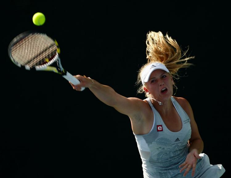baglæns. Efter nederlaget i anden runde til Shahar Peer er Caroline Wozniacki røget ned som nummer fire i verden. 