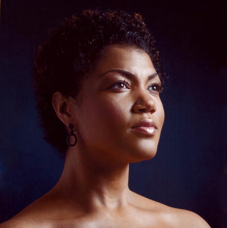Bag de poetiske nattesange, der udgør Measha Brueggergosmans anden solo-cd, gemmer sig en virkelig powersopran. Foto: Fra cd'en 