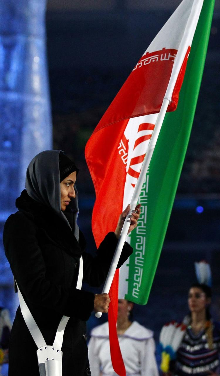 Historie. Iran sender den første iranske kvindelige skiløber til vinter-OL. Her er hun fotograferet ved legenes åbning. 