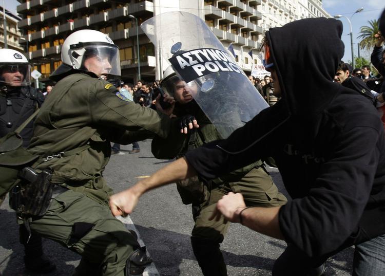 Tre millioner grækere har nedlagt arbejdet i dag - politiet har affyret tåregas mod demonstranter i Athen. 