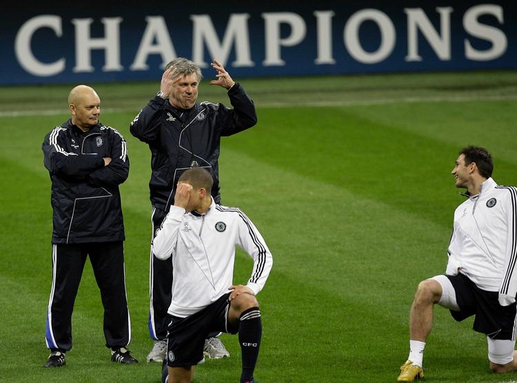 problemer. Er der én, der vil spille venstre back? Carlo Ancelotti mangler i hvert fald sine førstevalg i aften mod Inter. 
