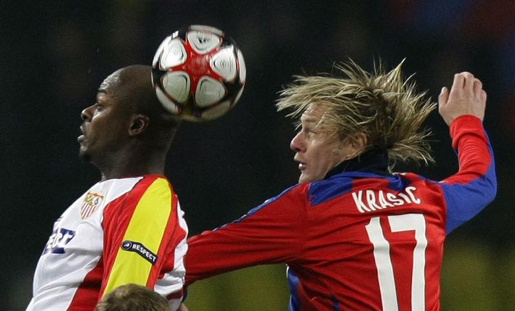 uafgjort. Milos Krasic (th) er normalt en af CSKA's bedste, men han svigtede lidt  i kampen mod Sevilla, som efter en god start skal være tilfreds med 1-1. 