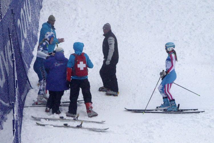 styrt. Storfavorit Lindsey Vonn endte ude i barrieren, da hun styrtede i storslalom. 
