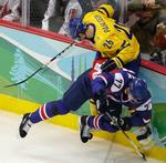 Fight. Sveriges Samuel Påhlsson (26) og Martin Strbak (77) gav tilskuerne I Vancouver en uforglemmelig oplevelse. 