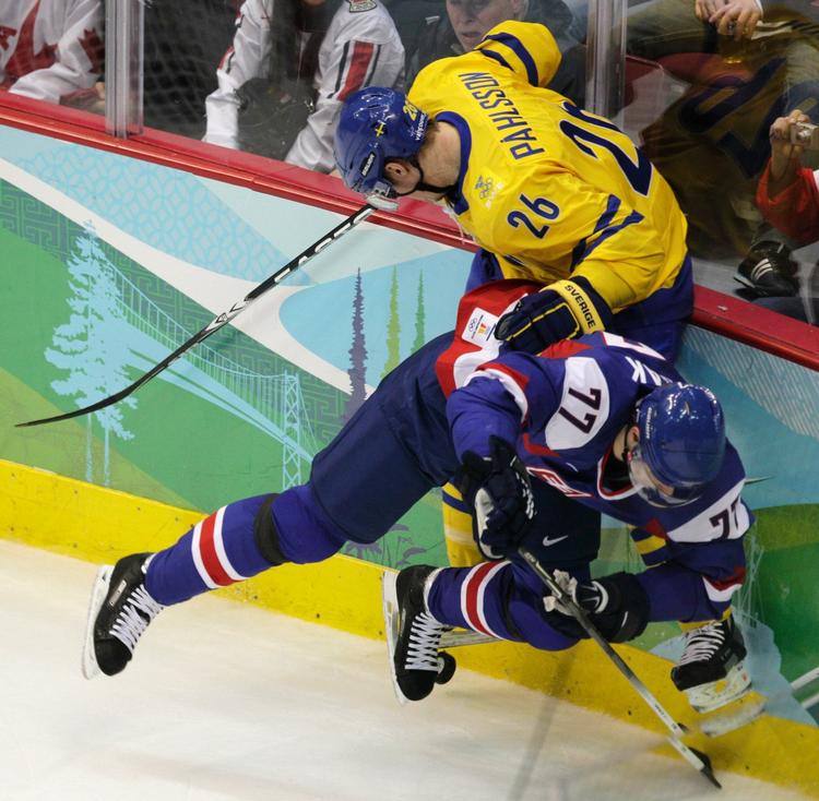 Fight. Sveriges Samuel Påhlsson (26) og Martin Strbak (77) gav tilskuerne I Vancouver en uforglemmelig oplevelse. 