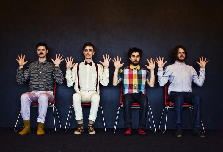 Friske? Det er de. Efterklang vil gøre meget - nærmest alt - for  promovere sig selv og musikken. Uanset om det betyder at sidde og vinke fjollet til fotografen eller smide bukserne. 