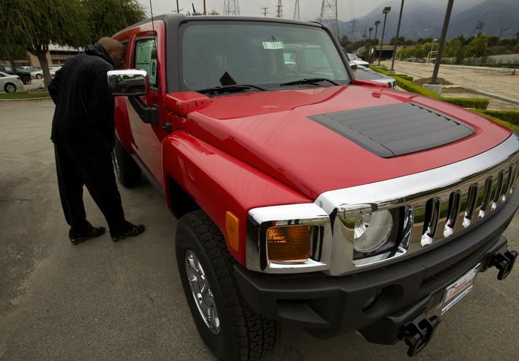 lukning. Seal White kigger på en spritny Hummer i pasadena i Florida. Bilmærket, der engang stod som et symbol på amerikanernes glæde ved store firehjulstrækkere, lukker nu. 