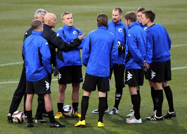 Taktikmøde. Ståle Solbakken og FCK-spillerne trænede på Stade Velodrome i Marseille i aftes. 