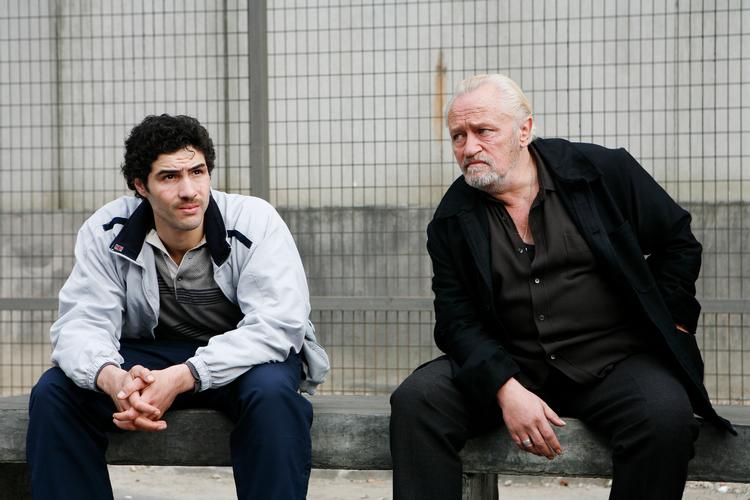 Den uprøvede skuespiller Tahar Rahim (tv.) brillerer i rollen som Malik over for den erfarne Niels Arestrup, der bl.a. har medvirket i Audiards 'Det slag mit hjerte sprang over'.  Foto: Sony Pictures 