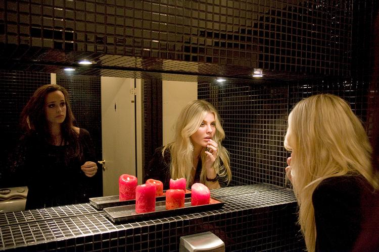 intriger. 18-årige Line er en af hovedpersonerne i Kanal 4's 'Veninder på første klasse', en tv-hybrid mellem dokumentar og fiktion, der fortæller om tre Hellerup-pigers liv.  Foto: SBS TV 