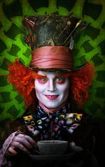 hattehager. Johnny Depp som den gale hattemager i Tim Burtons 'Alice i Eventyrland'. Filmen har potentiale til at blive en dundrende succes i biografen og sikkert også på dvd. 