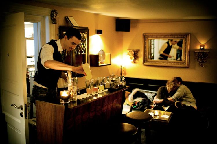 Man drikker både voksent og værdig, samt man falder ikke på cyklen hjem, på cocktailbar. 