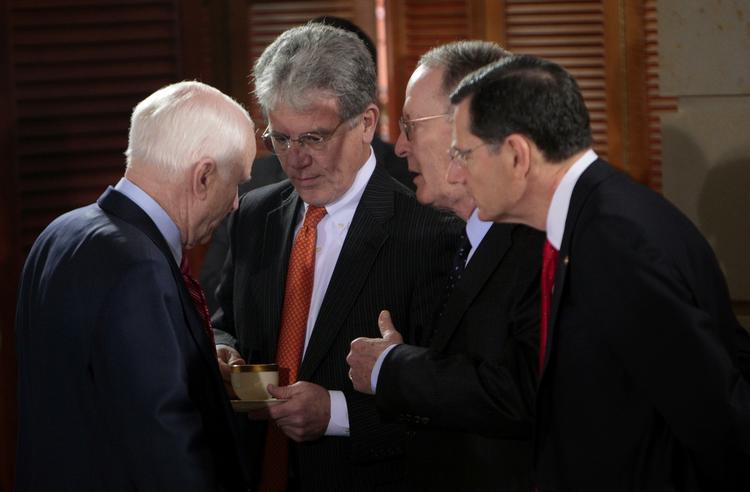 Taktikmøde. Republikanerne lægger en slagplan forud for tv-mødet med Obama. Fra venstre ses John McCain, Tom Coburn, Lamar Alexander og John Barrasso. 