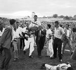 mirakel. USA's Joe Gaetjens bæres i guldstol efter sejren mod England i 1950. Målscoreren kom fra Haiti, hvortil han vendte tilbage og senere blev arresteret og sandsynligvis dræbt af det hemmelige politi i 1964. Arkivfoto. 