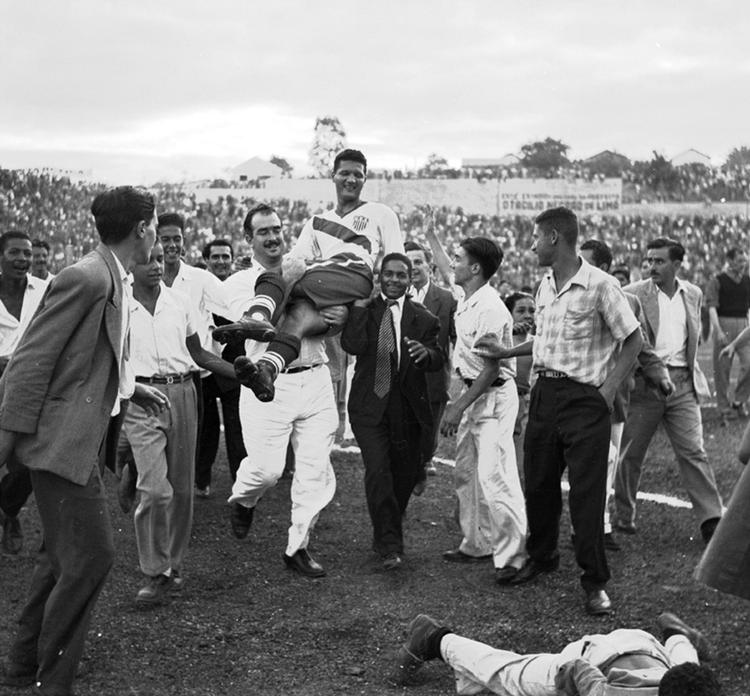mirakel. USA's Joe Gaetjens bæres i guldstol efter sejren mod England i 1950. Målscoreren kom fra Haiti, hvortil han vendte tilbage og senere blev arresteret og sandsynligvis dræbt af det hemmelige politi i 1964. Arkivfoto. 