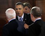 Hallo! Barack Obama hilser på sin rival ved præsidentvalget, John McCain, forud for tv-debatten. 