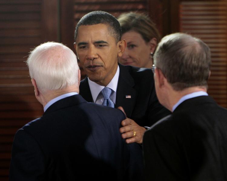 Hallo! Barack Obama hilser på sin rival ved præsidentvalget, John McCain, forud for tv-debatten. 