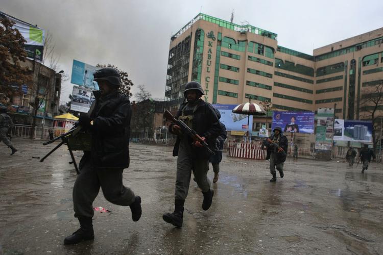 Terror. Afghanske soldater i aktion efter bombeangrebene i nat dansk tid i hovedstaden Kabul. Op til fem selvmordsbombere kan stå bag angrebene. 
