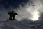 Gravsten? En eksimoskulptur står på toppen af Blackcomb Mountain i Whistler, hvor flere af de alpine konkurrencer bliver afholdt. Skulpturen er en del af det officielle logo for OL. 