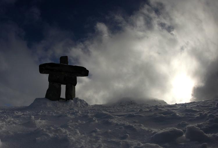 Gravsten? En eksimoskulptur står på toppen af Blackcomb Mountain i Whistler, hvor flere af de alpine konkurrencer bliver afholdt. Skulpturen er en del af det officielle logo for OL. 