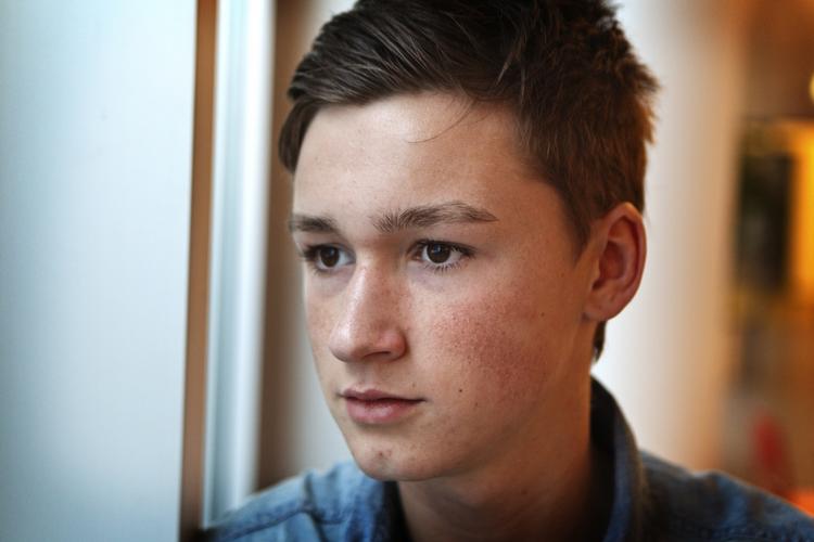 jesper. Ukendte personer forsøger at udnytte x-factor deltagernes navne i falske profiler på Facebook, blandt Jesper, der er en af favoritterne i showet. 
