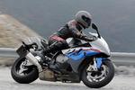 Kraftfuld. BMW S 1000 RR er nærmest hysterisk stærk, men sikkerhedsudstyr sikrer, at temperamentet kan håndteres. 