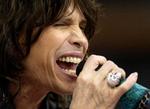 Tilbage. Først var han inde. Så ude. Så inde. Så ude. Og nu er Steven Tyler inde i varmen igen hos Aerosmith, der tager på Europaturné til sommer. Arkivfoto. 