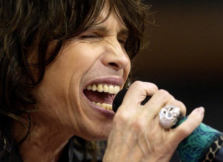 Tilbage. Først var han inde. Så ude. Så inde. Så ude. Og nu er Steven Tyler inde i varmen igen hos Aerosmith, der tager på Europaturné til sommer. Arkivfoto. 