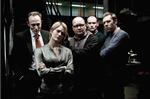 Holdet. Fra venstre skuespillerne Lars Mikkelsen og Laura Bach. Dernæst Birger Larsen. Og ved siden af ham skuespillerne Frederik Meldal Nørgaard og Jakob Cedergren. Pr-foto. 
