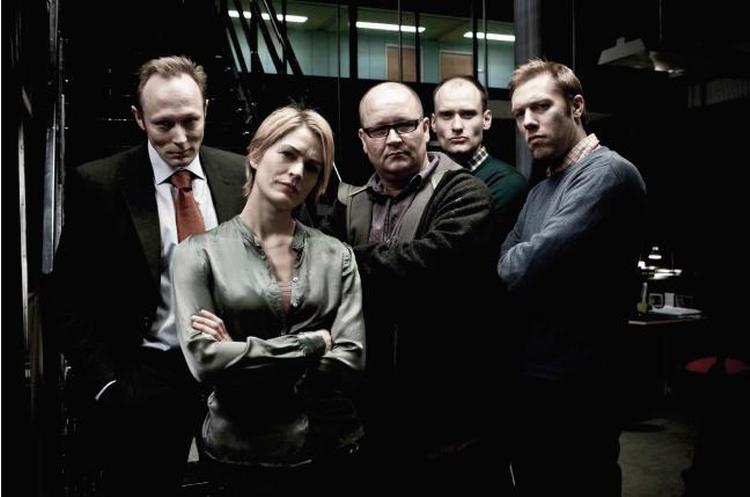 Holdet. Fra venstre skuespillerne Lars Mikkelsen og Laura Bach. Dernæst Birger Larsen. Og ved siden af ham skuespillerne Frederik Meldal Nørgaard og Jakob Cedergren. Pr-foto. 