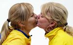 Tillykke. Eva Lund (til venstre) og Anette Norberg fejrer sejren med et smækkys. 