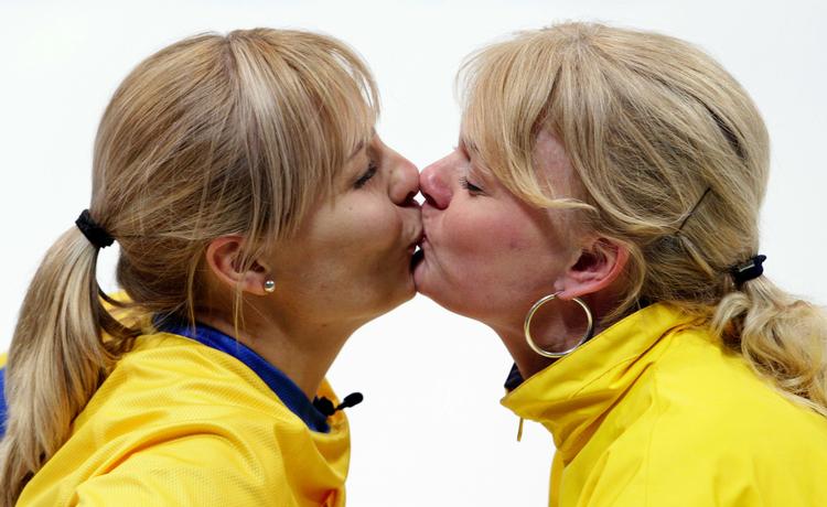 Tillykke. Eva Lund (til venstre) og Anette Norberg fejrer sejren med et smækkys. 