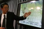 TSUNAMIVARSEL. Yasou Sekita fra Japans Meteorologiske Institut viser, hvordan en tsunami kan bevæge sig gennem Stillehavet efter jordskælvet ved Chile. 