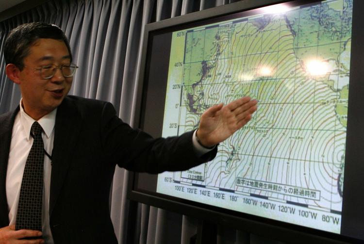 TSUNAMIVARSEL. Yasou Sekita fra Japans Meteorologiske Institut viser, hvordan en tsunami kan bevæge sig gennem Stillehavet efter jordskælvet ved Chile. 